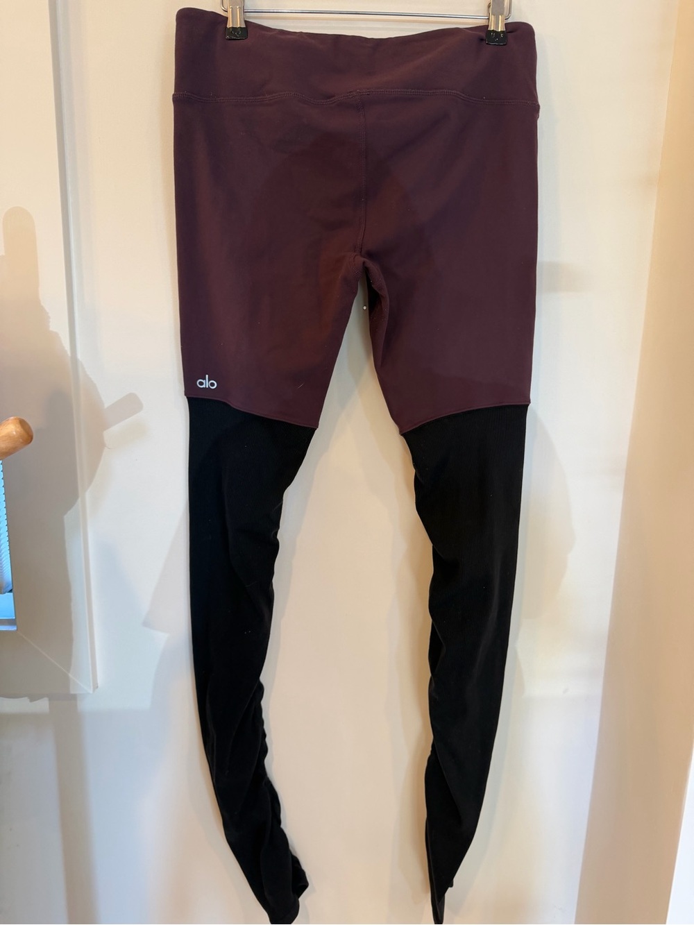 ALO Yoga color block Leggings in Plum and black size L - Picture 4 of 6
